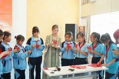 雙語架橋，童心傳韻 我校師生赴移民小學開展“道中華之美”文化展演交流活動